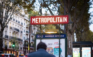 Une entrée de métro à la station Assemblée-Nationale, à Paris le 4 novembre 2019.