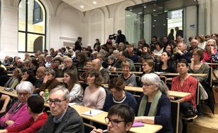 L'amphithéâtre de l'université était plein à craquer pour la première réunion publique d'information sur le coronavirus, organisée à Bordeaux.