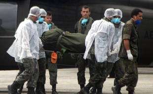 Des membres de l'armée de l'Air brésilienne transportent le corps d'une victime du crash du vol Rio-Paris, sur la base de l'île Fernando de Noronha, le 13 juin 2009.