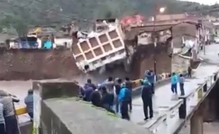 L'hôtel La Hacienda, au sud du Pérou, s'est effondré dans la rivière Sicra
