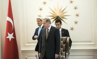 John Kerry, le secrétaire d'Etat américain (g) et le président turc Recep Tayyip Erdogan (c) dans le bureau présidentiel turc à Ankara le 12 septembre 2014