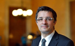 Le député PS Erwann Binet, rapporteur du projet de loi sur le mariage homosexuel, a annoncé samedi qu'il annulait ses prochains débats pour des raisons de sécurité, après avoir été pris à partie vendredi soir à la faculté de Saint-Etienne par des militants d'extrême droite.