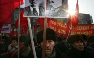Quelque 3.000 partisans russes du parti communiste ont manifesté lundi contre la réforme de l'armée à l'occasion de la Journée du défenseur de la patrie, et ont demandé la démission des dirigeants russes, a constaté un photographe de l'AFP.