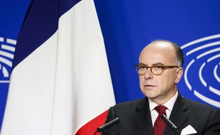 Le Premier ministre Bernard Cazeneuve a appelé à continuer le dialogue.