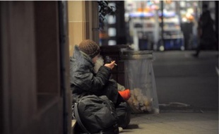 Un sans-abri, dans une rue de Strasbourg, où il fait en hiver presque -10 °C la nuit.