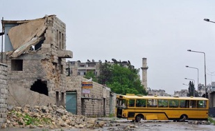 Vingt-six personnes, dont six femmes et huit enfants, ont été tuées dans la chute d'un missile sur un village près d'Alep, dans le nord de la Syrie, a affirmé lundi l'Observatoire syrien des droits de l'Homme (OSDH).