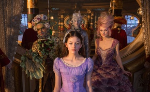 Mackenzie Foy et Keira Knightley dans Casse-Noisette et les quatre royaumes de Lasse Hallström et Joe Johnston