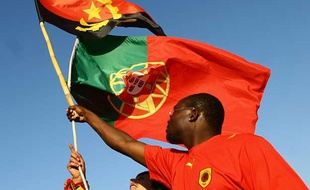 Les drapeaux du Portugal et de l'Angola.