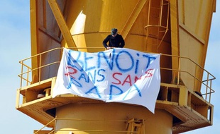 Un homme déploie une bannière en haut d'une grue à Nantes, en Loire-Atlantique, le 15 février 2013.