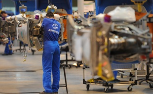 Salarie Airbus sur les chaine d'assemblage des mats reacteurs d'A320