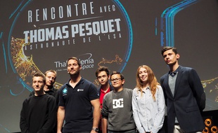 L'astronaute et des collégiens, le jeudi 23 novembre 2017, au palais des festivals
