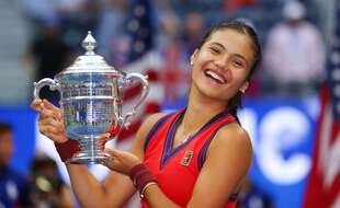 Emma Raducanu tout sourire après sa victoire à l'US Open, à New York le 11 septembre 2021.