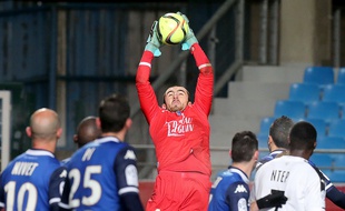 Paul Bernardoni lors d'un match entre Troyes et Rennes, le 16 janvier 2016. AFP PHOTO / FRANCOIS NASCIMBENI