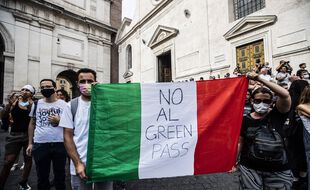 Des opposants au passeport vert, à Rome le 24 juillet 2021.