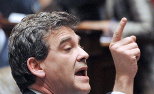 L'Etat français envisage de céder des participations dans des entreprises dont il est actionnaire pour assainir ses finances, a déclaré vendredi le ministre du Redressement productif Arnaud Montebourg, même si Bercy assure qu'aucune opération n'est à l'ordre du jour
