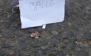 Le 7 janvier 2015, le satirique Charlie Hebdo subit une attaque terroriste. Douille retrouvée rue Pelée dans le 11e arrondissement de PAris.
