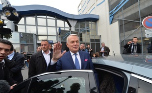 L'ancien Premier ministre Jean Marc Ayrault à la gare de Nantes après son éviction de Matignon en 2016 (Photo d'archives)