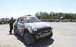 Nani Roma au téléphone avoir été contraint à l'arrêt dès le 6e km de la première étape du Dakar, le 4 janvier 2015.