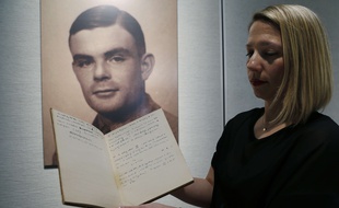 Cassandra Hatton, directrice du département des sciences et technologies chez Bonhams, montre le manuscrit d'Alan Turing, vendu aux enchères plus d'un million de dollars, lundi 13 avril 2015.