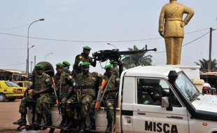 Deux mois après le début de l'intervention française en Centrafrique, la violence continue de secouer Bangui et l'intérieur du pays, où au moins 75 personnes ont été tuées en moins d'une semaine dans des affrontements entre civils chrétiens et musulmans dans l'Ouest.