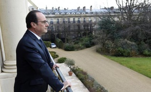 Le Président François Hollande pose au balcon de son bureau à l'Elysée le 24 février 2015