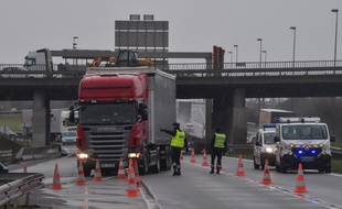 Les contrôles renforcés des douaniers se poursuivent depuis quatre jours, au niveau de Calais.