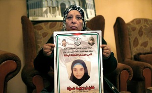 Maliwa Awwad montrant une photo de sa fille Hadil décédée, à Qalandia, près de Ramallah le 16 décembre 2015