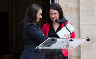 Passation de pouvoir au ministère du Logement et de l'Égalité des Territoires entre Cécile Duflot (à gauche) et Sylvia Pinel, le 2 avril 2014.
