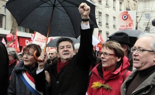 Jean-Luc Mélenchon, toujours à la hausse dans les sondages, a réussi son pari de remplir la place de la Bastille dimanche après-midi avec sa grande journée pour la VIe République, façon de montrer la force populaire du Front de Gauche à cinq semaines du premier tour.