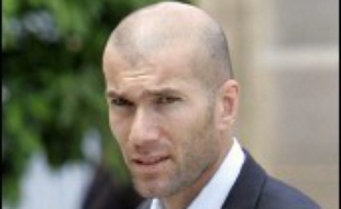 Le patron du groupe agroalimentaire français Danone, Franck Riboud, n'exclut pas de confier à Zinédine Zidane un poste au conseil d'administration du groupe, à en croire une interview publiée lundi par le Financial Times.