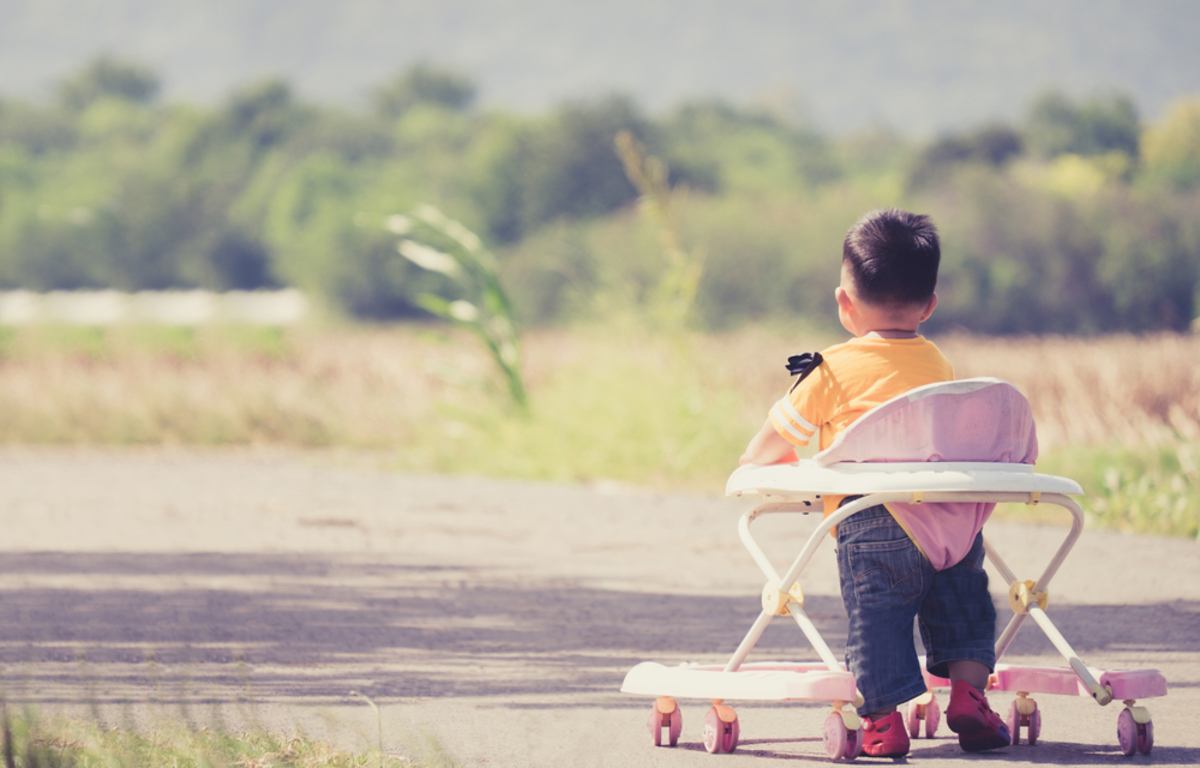 Pousseur bébé : les meilleurs modèles - Guide d'achat trotteur & chariot de  marche