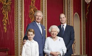 Les princes George, Charles et William entourent la reine Elizabeth II.