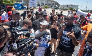 L'ancienne star de NFL Terrell Owens, entré au Hall of Fame, mène une manifestation à côté du stade d'Inglewood pour demander à la NFL de s'excuser auprès de Colin Kaepernick, le 11 juin 2020.