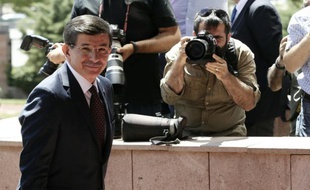 Le premier ministre turc désigné Ahmet Davutoglu, avant une réunion avec les trois partis d'opposition pour former le gouvernement de coalition, le 13 juillet 2015 à Ankara