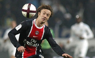 Diego Lugano lors du match contre Marseille pendant le match de Ligue 1 le 27 novembre 2011.