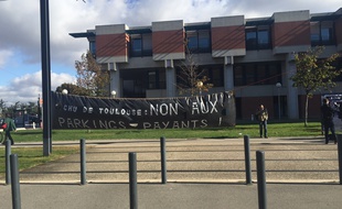 Lors de la manifestation du 6 novembre 2017 contre le passage au stationnement payant sur les parkings du CHU Purpan, à Toulouse.