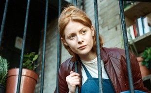 Emily Beecham dans Daphné de Peter Mackie Burns
