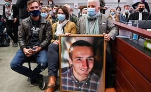 Le frère et les parents d'Arthur Noyer viennent chaque jour avec son portrait.