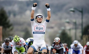La FDJ a perdu son meilleur atout pour la victoire du jour dans Paris-Nice, mardi, dans la deuxième étape que le champion de France Nacer Bouhanni, victime d'une chute, n'a pu terminer.