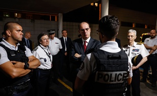Le Premier ministre Jean Castex a rencontré des policiers à la Courneuve, le 5 juillet 2020.