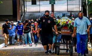 Les proches de Joao Alberto Silveira Freitas, battu à mort par des agents de sécurité d'un magasin Carrefour, assistent à ses funérailles, à Porto Alegre, au Brésil, le 21 novembre 2020.
