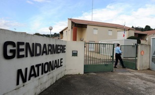 Un militaire ferme le portail de la gendarmerie de Bellegarde, dans le Gard, le 7 novembre 2011.
