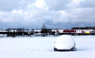 De lourdes chutes de neige ont touché La Glacière, près de Cherbourg, le 7 janvier 2010.