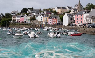 Illustration du port de Sauzon, à Belle-Ile-en-Mer, en Bretagne.