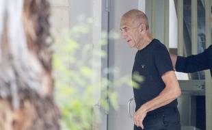 L'ancien Premier ministre israélien Ehud Olmert à sa sortie de prison le 2 juillet 2017.