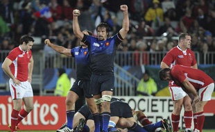 Les Français célèbrent leur victoire contre le Pays de Galles le 15 octobre 2011