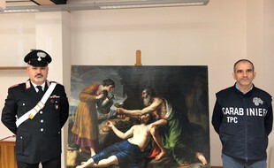 Un carabinier italien pose à côté du tableau de Poussin, dérobé en 1944 par les nazis et restitués à ses propriétaires en mars 2021.