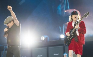 Le chanteur d'AC/DC Brian Johnson (L) et le guitariste Angus Young (R) au Stade de France à Saint-Denis le 23 mai 2015
