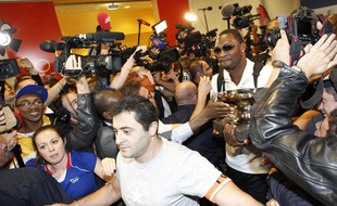 Florent Pietrus et l'équipe de France de basket fêtés à leur arrivée à l'aéroport de Roissy le lundi 23 septembre 2013.
