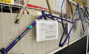 De vieux vélos sur la grille du parking.